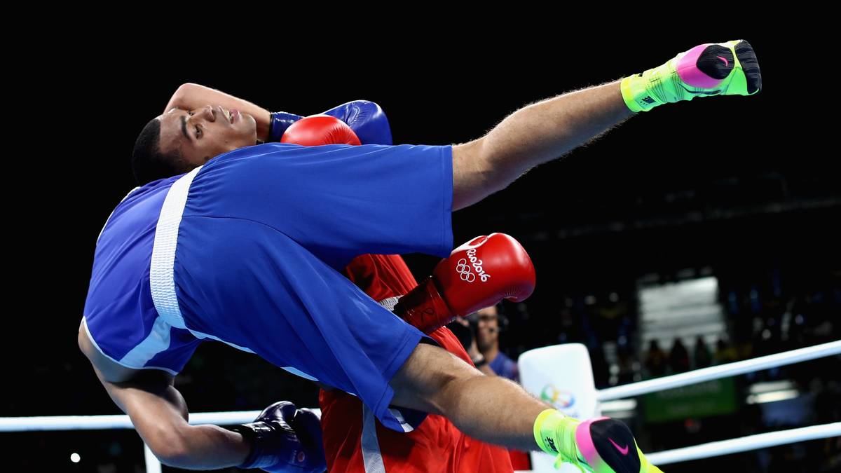 Boxen oder Wrestling? Ungewohnt artistisch geht Ramon Albert Ramirez aus Venezuela vor und hebt seinen Gegner Abdelhafid Benchabla (Algerien) einfach mal von den Beinen