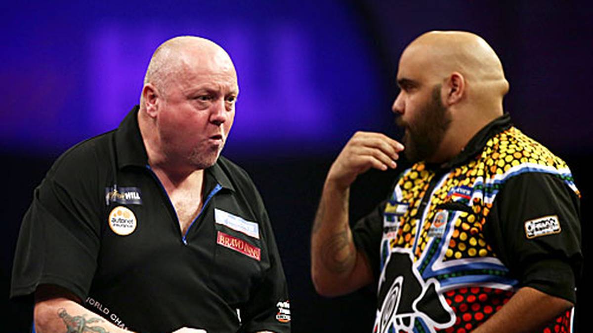 Im ersten Match des Tages triumphiert Andy Hamilton (l.) über den Australier Kyle Anderson.
