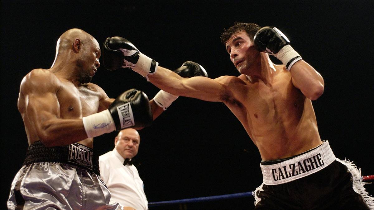 JOE CALZAGHE (r.): Der Brite mit italienisch-walisischen Wurzeln blieb während seiner Profikarriere in 46 Kämpfen ungeschlagen. Der "Italian Dragon" brillierte durch Schnelligkeit, Schlagkraft und seine Schlagkombinationen, zeigte aber auch Nehmerqualitäten. Roy Jones jr. und Bernard Hopkins besiegte er, nachdem er selbst zu Boden musste 