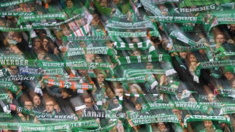 Anhänger von Werder Bremen feiern ihr Team