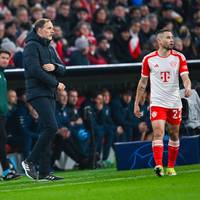Der FC Bayern will im Spiel gegen Arsenal die letzte Chance auf einen Titel wahren. Trainer Thomas Tuchel wählt auf der linken Seite eine spannende Aufstellung. 