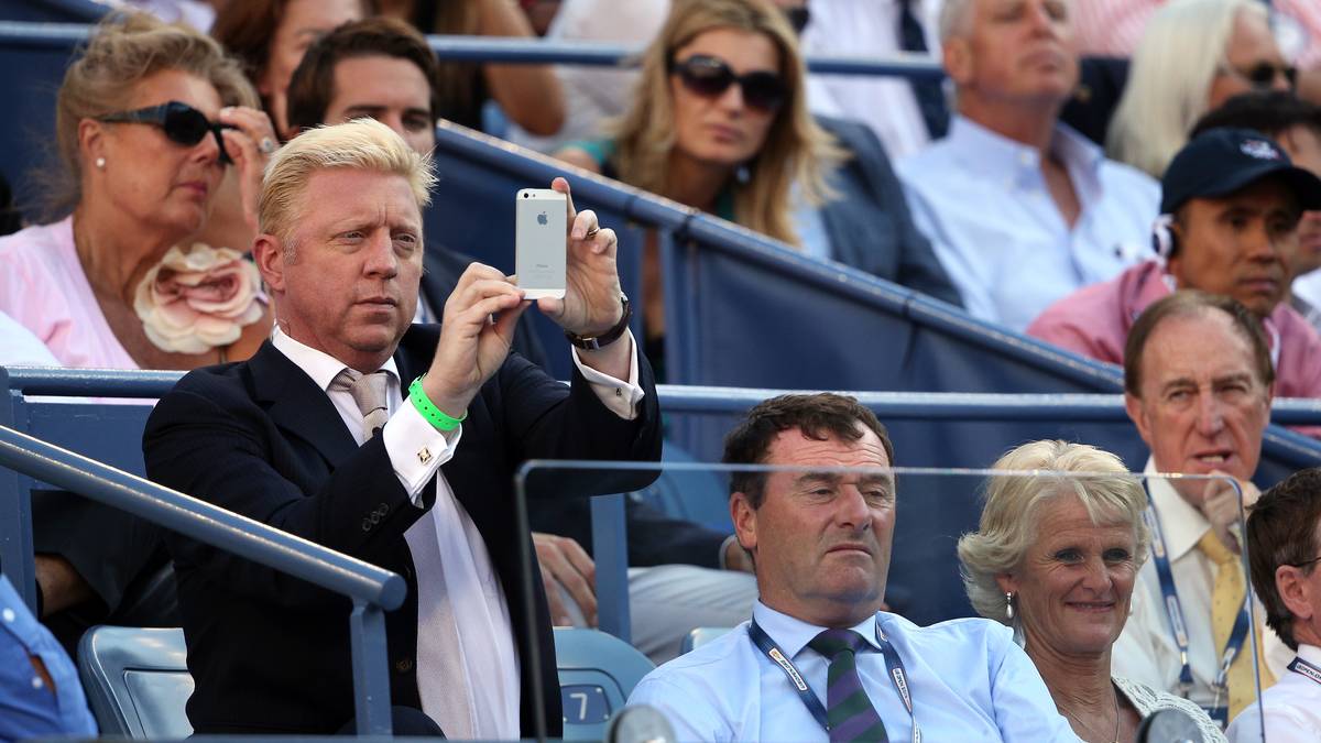 Auch sei auf dem Pass nicht seine Funktion als "Sonderattache für Sport und kulturelle Angelegenheiten" aufgeführt, er werde vielmehr als ein "Beauftragter für Finanzfragen" ausgewiesen. "Herrn Beckers Stellenbeschreibung gibt es nicht", sagte Moroumba