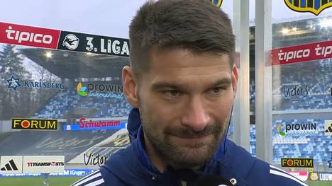 Kai Brünker, Stürmer des 1. FC Saarbrücken, widmet sein Tor gegen Stuttgarts U23 seinem verstorbenen Vater und überrumpelt damit auch die Reporterin.