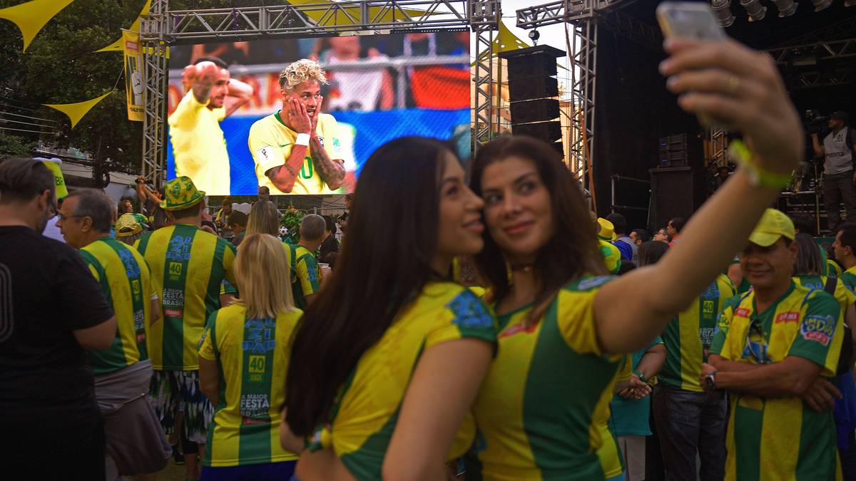 In Brasilien posieren die Fans auf beim Public Viewing mit Superstürmer Neymar auf der Leinwand