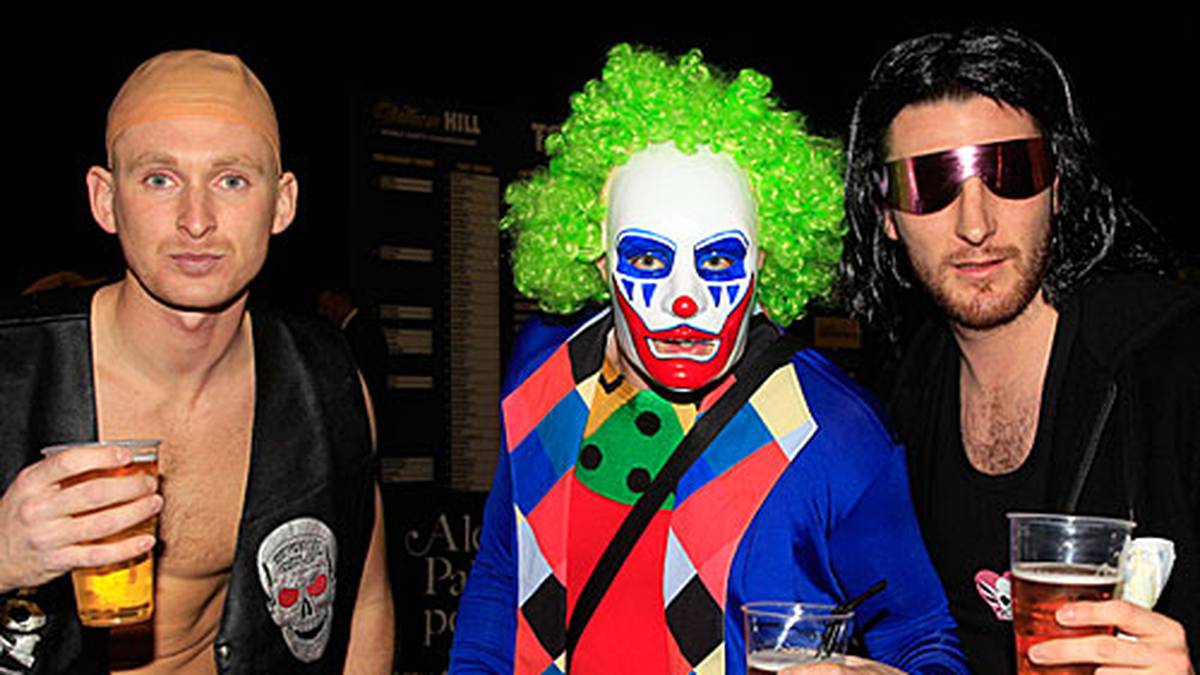 Clown meets Rocker? Die Pause zwischen den Spielen nutzen diese Herren für ein Gruppenfoto (Copyright: facebook.com/Professional Darts Corporation).