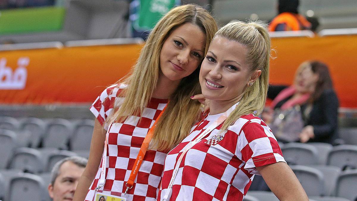 Hübsche Unterstützung haben die kroatischen Handballer mit nach Katar gebracht. Doch gegen Polen machen nur die Damen auf der Tribüne eine gute Figur