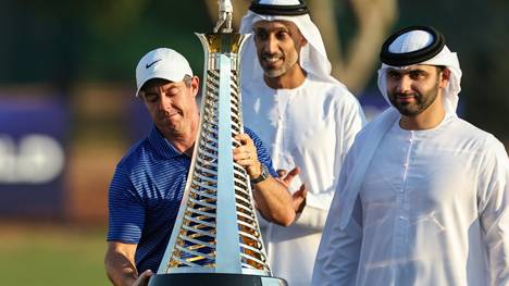 McIlroy mit der Trophäe in Dubai