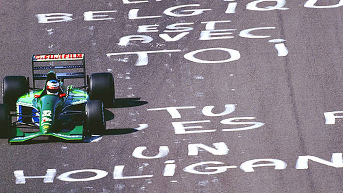 Des einen Freud, des anderen Leid: Schumacher verdankt seinem Einsatz der Tatsache, dass Stammpilot Bertrand Gachot im Gefängnis sitzt, weil er einen englischen Taxifahrer nach einem Streit um die Höhe der Rechnung mit Reizgas besprüht. Auf der Strecke haben die Fans ihren Protest gegen die Inhaftierung des Brasilianers niedergeschrieben