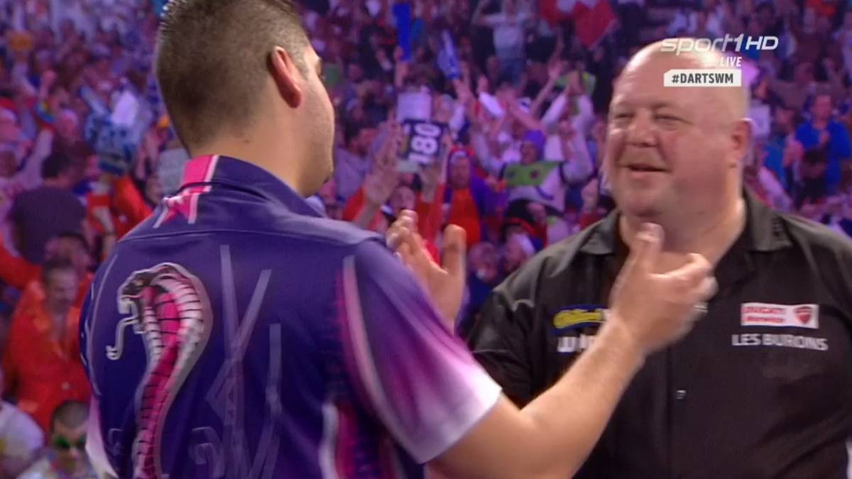Doch am Ende muss King (r.) Klaasen zum Sieg gratulieren. Mit einem 4:2 zieht Klaasen ins Achtelfinale ein. Dort wartet Phil Taylor