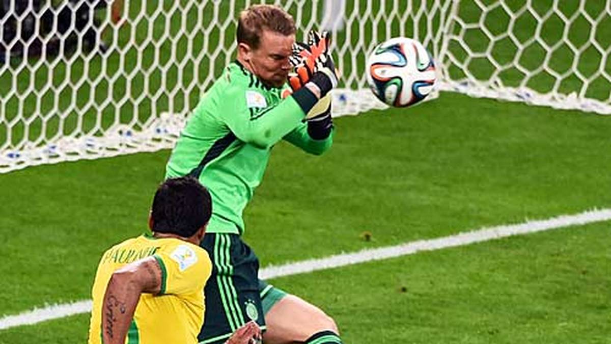 MANUEL NEUER: Diesmal in der ersten Hälfte kaum gefordert. Aber immer aufmerksam, wenn überhaupt  einmal ein Ball in seine Nähe kam. Bei der Spieleröffnung gewohnt  sicher und schnell. Nach dem Wechsel erneut mit drei Super-Paraden,  in denen er zeigte, dass er der weltbeste Keeper ist, SPORT1-Note 1