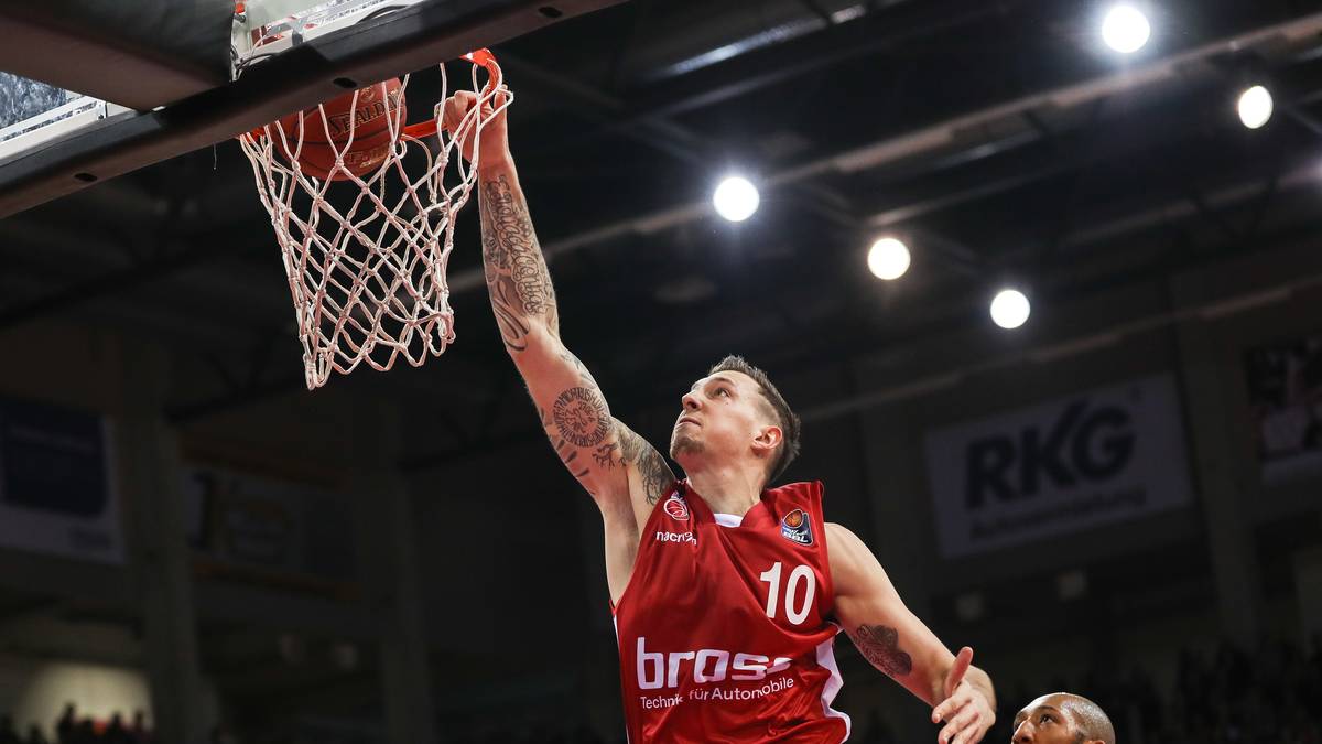 Tip-off in der easyCredit Basketball Bundesliga: Daniel Theis von Brose Bamberg