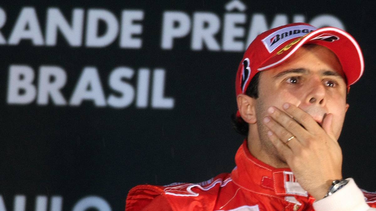 Doch wenige Sekunden später der Schock: Hamilton überholt auf regennasser Strecke in der letzten Runde den auf Trockenreifen fahrenden Timo Glock und wird doch noch Fünfter - mit einem Punkt Vorsprung krönt sich der Engländer zum Champion. Massa ist trotz des Sieges in Sao Paulo den Tränen nahe, der Brasilianer wird letztlich nie Weltmeister