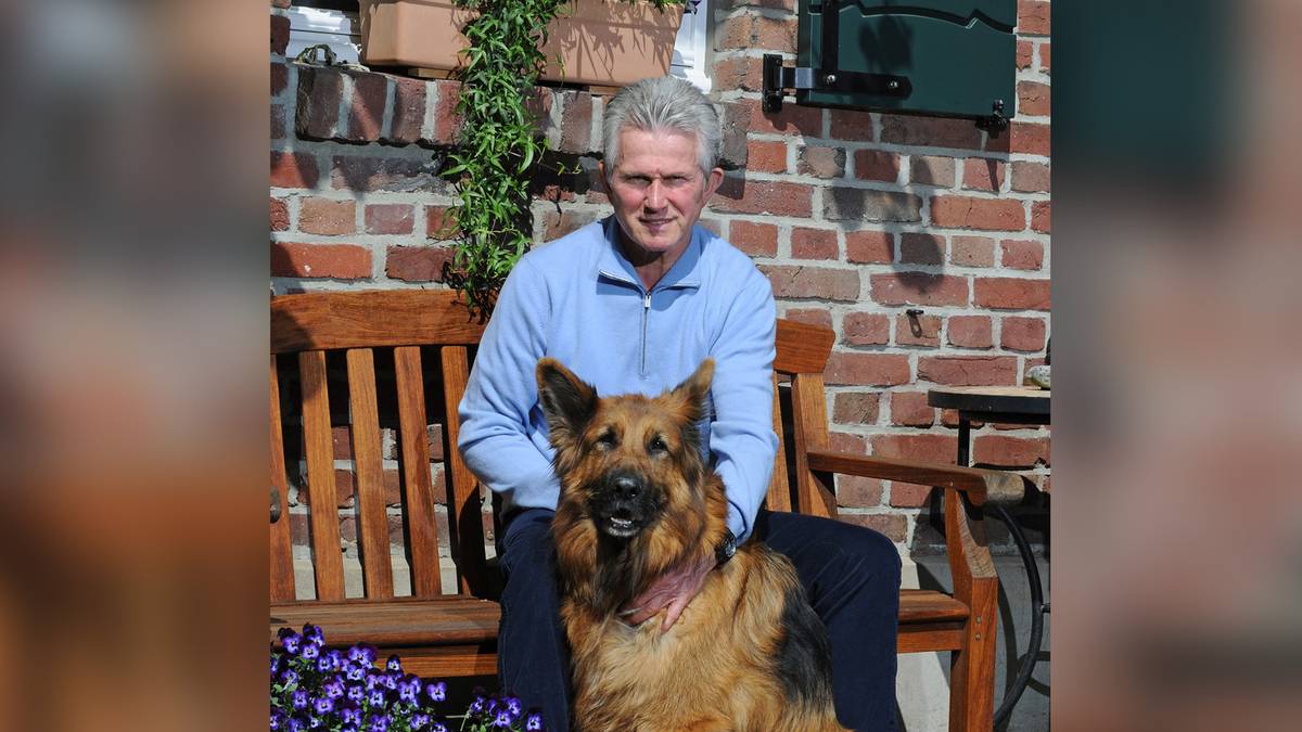Doch Heynckes weigert sich. Er sieht seine Zukunft ab dem Sommer auf dem heimischen Bauernhof mit seinem geliebten Schäferhund Cando. Trotz der ständigen Überredungsversuche von Uli Hoeneß bleibt der 73-Jährige bei seinem Wort