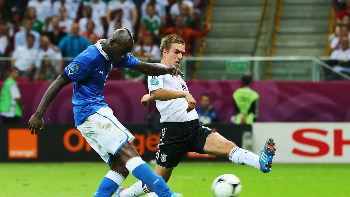 Nach Balotellis erstem Streich ändert Bundestrainer Löw die Taktik und lässt sein Team wesentlich offensiver agieren, was dazu führt,  dass der bullige Angreifer noch vor der Pause (36.)  auf 2:0 erhöht