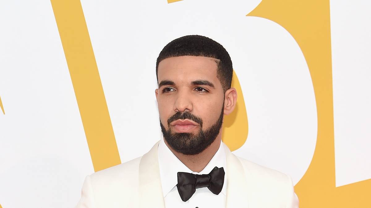 Rapper Drake, der die Award-Show moderiert, belässt es beim schlichten weißen Anzug mit schwarzer Fliege