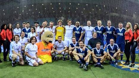 Lukas Podolski und seine prominenten Unterstützer posieren nach dem erfolgreichen Turnier. 