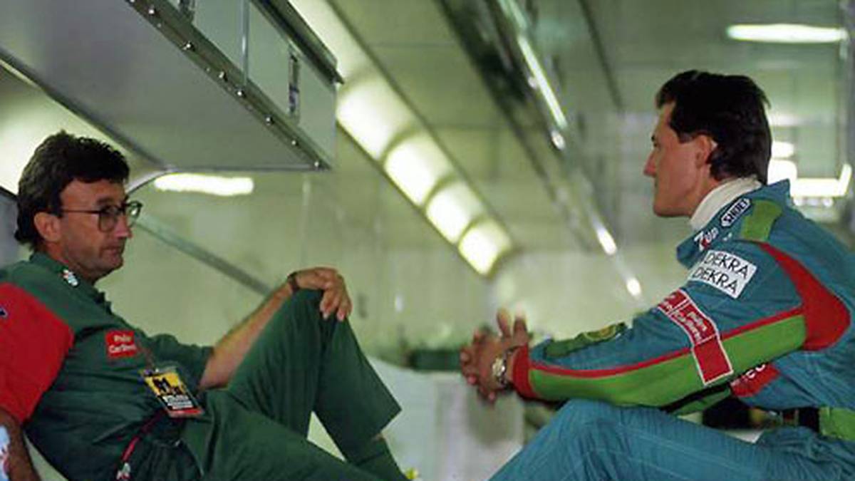 Sein damaliger Teamchef Eddie Jordan (l.) lässt den damals 22-Jährigen allerdings nur ins Cockpit, weil er glaubt, Schumacher wäre bereits in Spa gefahren - das ist allerdings nicht der Fall. Später bezichtigt der Ire seinen Piloten der Lüge