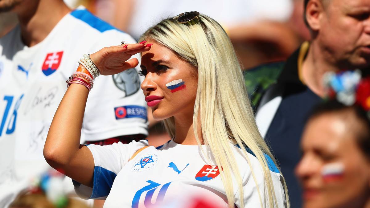 Das Turnier-Aus gegen Deutschland - da hält diese schöne Slowakin offenbar erst mal Ausschau nach besseren Zeiten