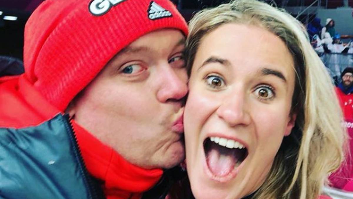 Da war der Frust über das verpasste eigene Gold zumindest vorübergehend verflogen. Felix Loch drückt Natalie Geisenberger nach ihrer Gold-Fahrt im Eiskanal einen dicken Schmatzer auf die Wange