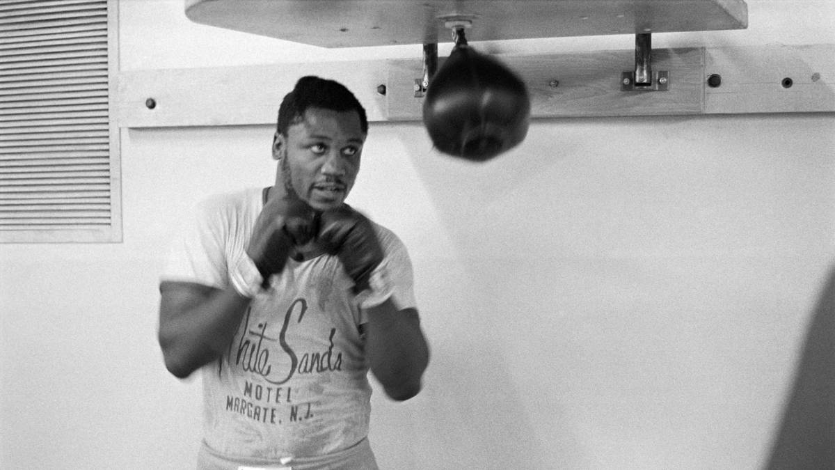 JOE FRAZIER: War der erste Boxer, der als Amateur Olympia-Gold (1964) und später den WM-Titel im Schwergewicht gewann. In den beiden legendären Kämpfen "Fight of the Century" (1971) und "Thrilla in Manila" (1974) Gegner von Ali, "Smokin' Joe" gewann nur den ersten von insgesamt drei Duellen