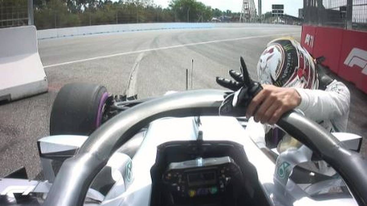 Doch die Mühe ist vergebens. Als er realisiert, dass es keinen Zweck hat, kniet sich Hamilton frustriert neben sein Auto. Tief in sich gekehrt, sieht es sogar so aus, als ob er bete