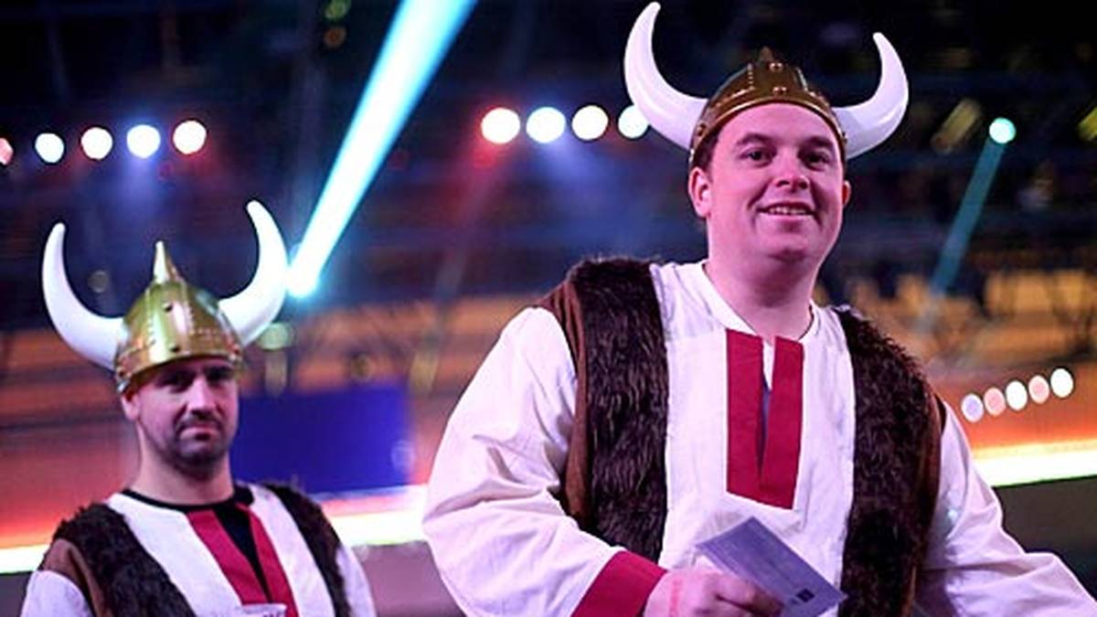 Kostüme? Ehrensache. Das Wikinger-Duo ist da noch relativ gemäßigt unterwegs...