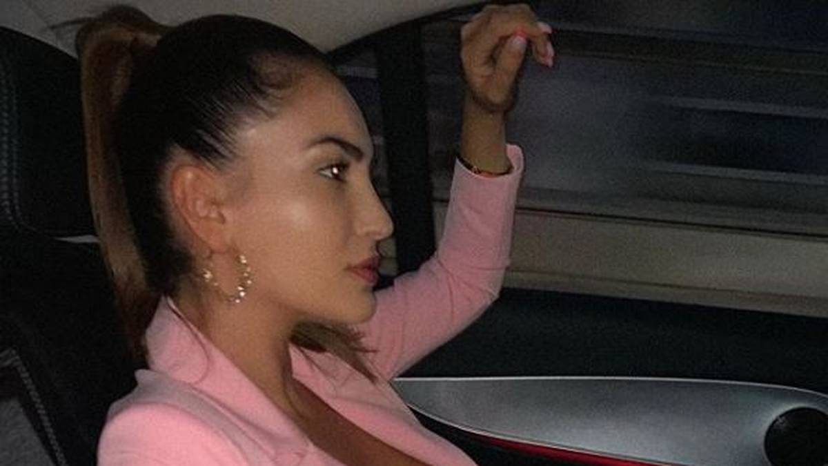 Xherdan Shaqiri, bereits seit längerem Single, ist offenbar wieder frisch verliebt – das jedenfalls berichtet das kosovarische Showbiz-Magazin „Prive.al“. Demnach datet der frühere Antreiber des FC Bayern, der im Vorjahr unter Jürgen Klopp mit dem FC Liverpool Champions-League-Sieger wurde, eine albanische Schönheit namens Dhurata Ahmetaj