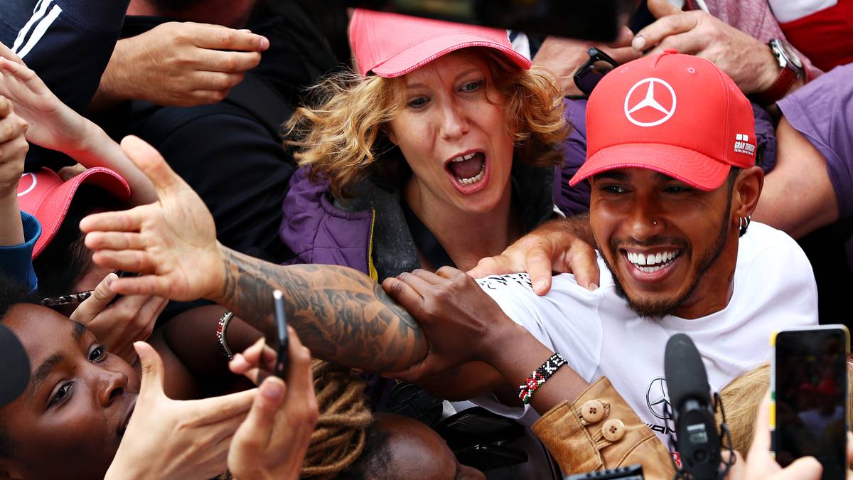 FAZIT: Dank seiner jahrelangen Dominanz sind für Hamilton mittlerweile auch viele Schumacher-Rekorde noch zu erreichen - zumal er mit 35 noch ein paar Jahre auf Top-Niveau fahren kann und die Anzahl der Rennen pro Jahr steigen wird. Schon in diesem Jahr könnte der Deutsche den Rekord für die meisten WM-Titel teilen müssen