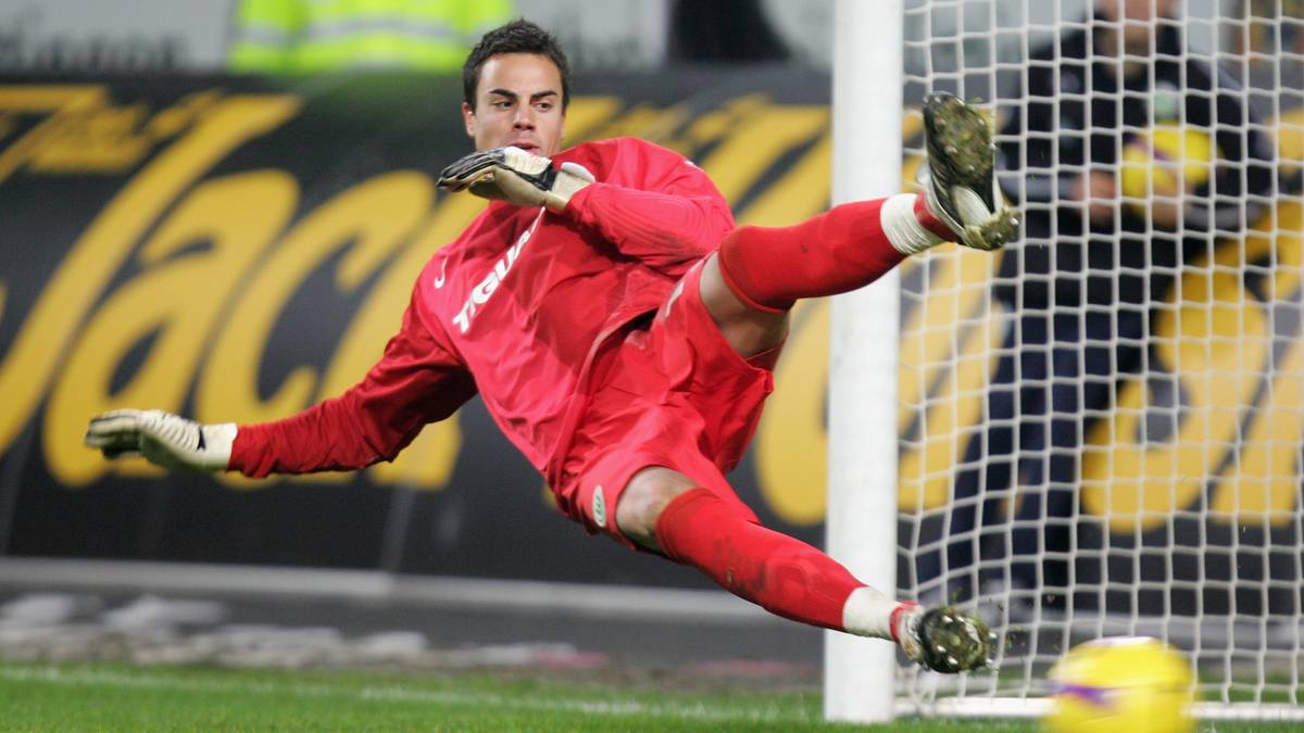 PLATZ 28 - DIEGO BENAGLIO: Der Schweizer, seit 2017 in Monaco am Ball, hat sich einen festen Platz in der Historie des VfL Wolfsburg gesichert, wo er im Januar 2008 aufschlägt. Von CD Nacional kommt der damals 24-Jährige in die Bundesliga, 1,5 Millionen Euro überweist der VfL für den späteren Meistertorwart nach Portugal