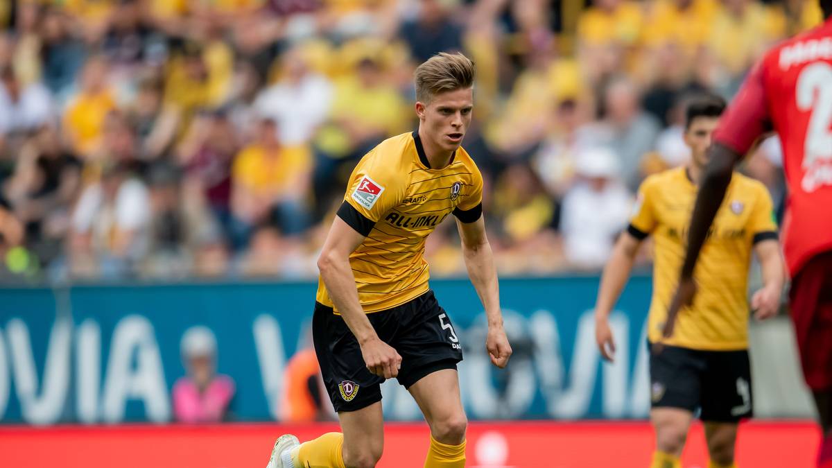 DZENIS BURNIC: In der Rückrunde 2018/19 war der 21-Jährige an Zweitligist Dynamo Dresden ausgeliehen und kam dort in zwölf Zweitligapartien insgesamt 1.080 Minuten zum Einsatz. Für den BVB spielte er zuvor nur in der zweiten Mannschaft eine Rolle - für Burnic unbefriedigend
