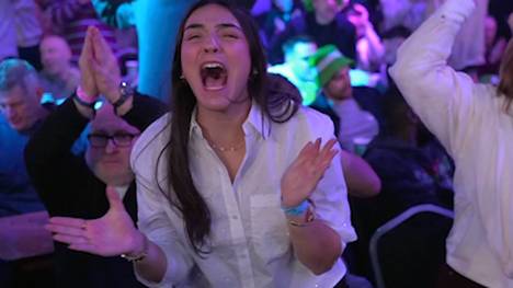 Kevin Doets konnte sich im Sechzehntelfinale gegen Nathan Aspinall durchsetzten. Seine Freundin fieberte emotional mit und feuerte den Niederländer durchgehend an.