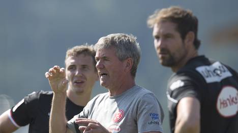 Friedhelm Funkel (M.) ist seit März 2016 als Trainer bei Fortuna Düsseldorf tätig