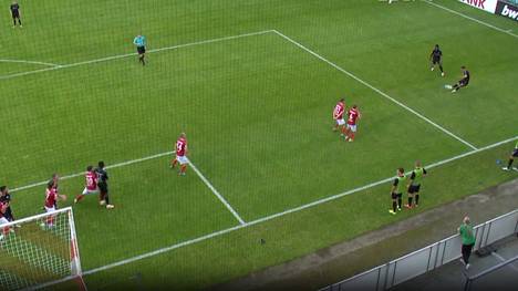 Auch ohne seinen verletzten Ausnahmespieler Max Kruse zieht Fußball-Zweitligist SC Paderborn souverän in die zweite Runde des DFB-Pokals ein.