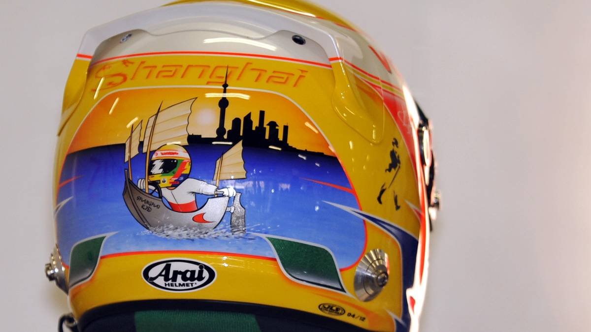 Lewis Hamilton (2012, GP von China): Und auch sich selbst trägt der sechsmalige Weltmeister bereits mehrfach auf dem Deckel, wie hier beim Rennen in Shanghai 2012, wo er als Comic-Figur ein kleines Boot steuert...