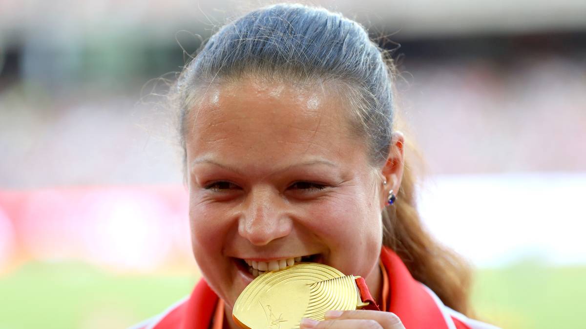 Christina Schwanitz erhält einen Tag nach ihrem Erfolg im Kugelstoßen die Goldmedaille - und unterzieht diese gleich dem Bisstest