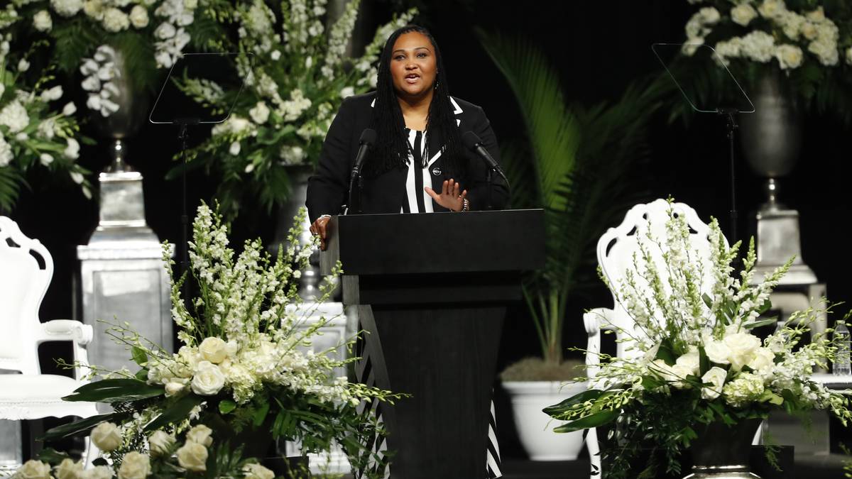 ...gefolgt von Alis Tochter Maryum. Sie trägt ein Gedicht vor mit dem Titel "Danke, lieber Vater"