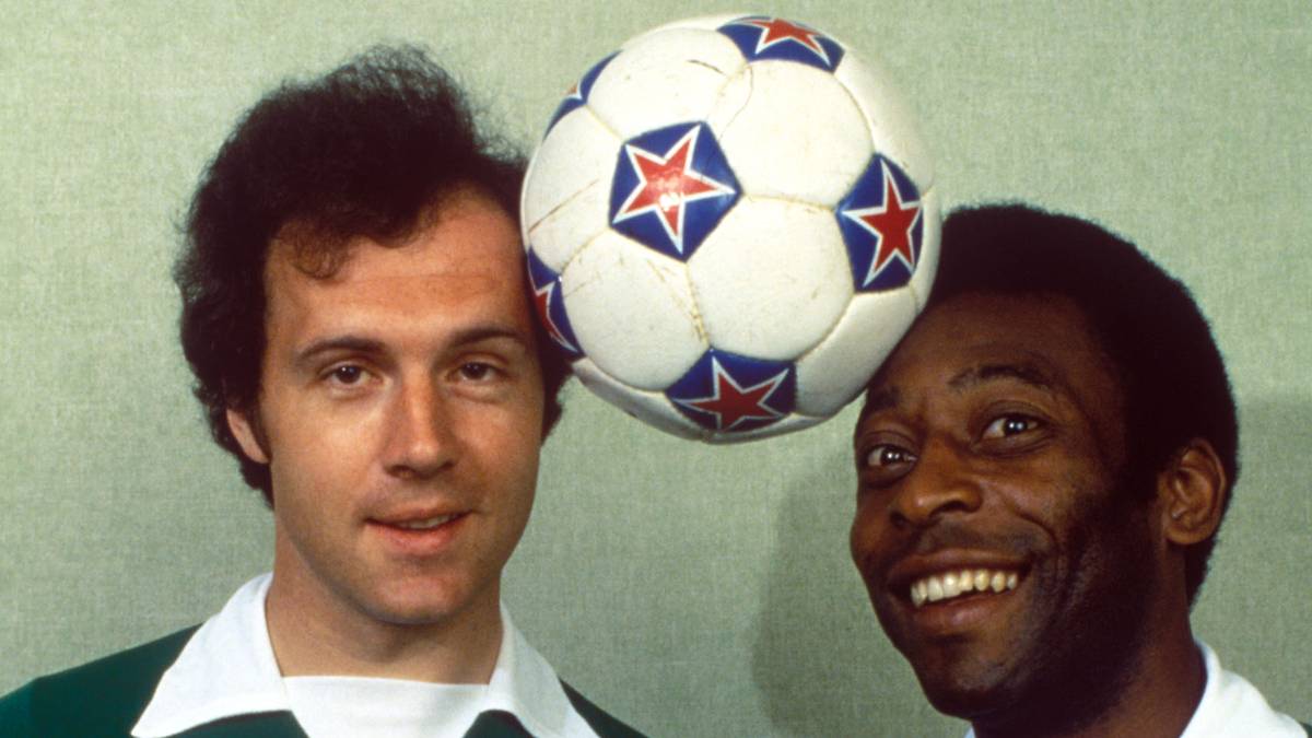 Doch München wird Beckenbauer in diesen Jahren langsam irgendwie zu klein. Er ist 32, hat alles gewonnen, was es zu gewinnen gab. Noch dazu ist seine Ehe gescheitert und die Steuerfahndung macht Probleme. 1977 sagt der Kaiser kurzerhand Servus und zieht in die weltstädtischste aller Weltstädte. Er heuert in New York bei Cosmos an, wo auch Pele kickt. Für alberne Foto-Motive sind sich aber die zwei Weltstars nicht zu schade