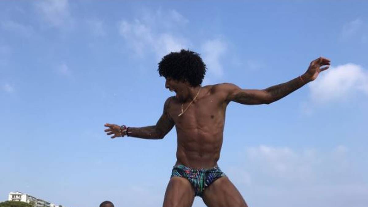 ...und lässt sich dann lässig in die Fluten fallen