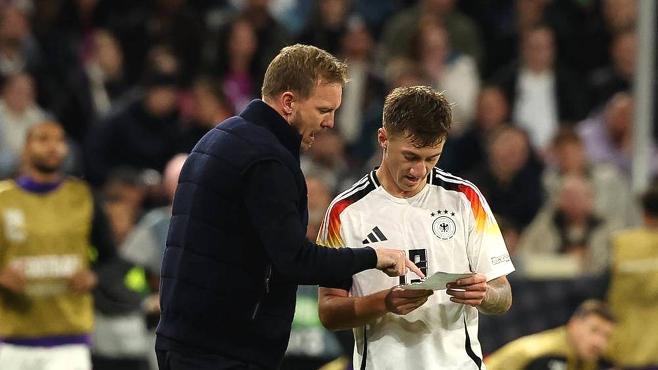Julian Nagelsmann (l.) neben Angelo Stiller