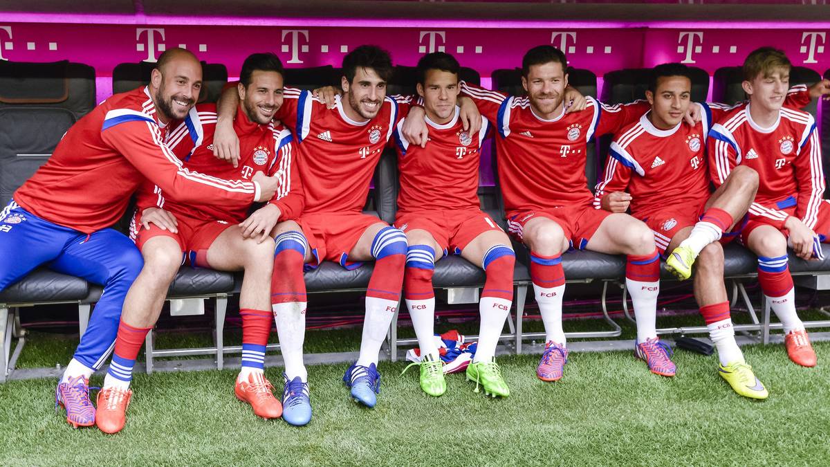 Da freuen sich auch die Teamkollegen - die kurioserweise fast alle spanisch sprechen: (v.l.) Pepe Reina, Claudio Pizarro, Juan Bernat, Xabi Alonso, Thigao Alcantara und Sinan Kurt. Vor allem aber wollen die Bayern die 25. Meisterschaft quasi perfekt machen