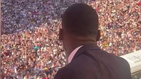 Real Madrid feiert seine Champions-League-Helden. Im Fokus steht dabei vor allem Toni Kroos, ehe Antonio Rüdiger die Massen anheizt.