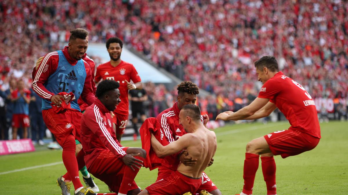 ...die Ersatzspieler stürmen aufs Feld... 