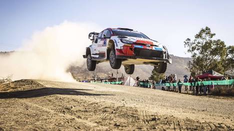 Sebastien Ogier feiert einen Rekord und profitiert vom heftigen Crash von Esapekka Lappi. Alle Highlights der Rallye Mexiko.