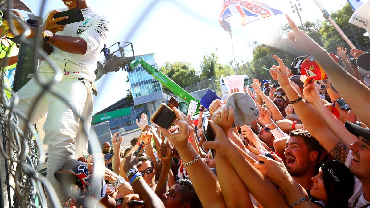 13. RENNEN, MONZA: Ausgerechnet beim Auswärtsspiel in Italien fährt Mercedes einen hochüberlegenen Doppelsieg ein. Mit über einer halben Minute Rückstand auf Sieger Hamilton muss sich Vettel mit Rang drei begnügen. Danach ist der Brite erstmals alleiniger WM-Spitzenreiter in dieser Saison. WM-STAND: Hamilton - Vettel 238:235