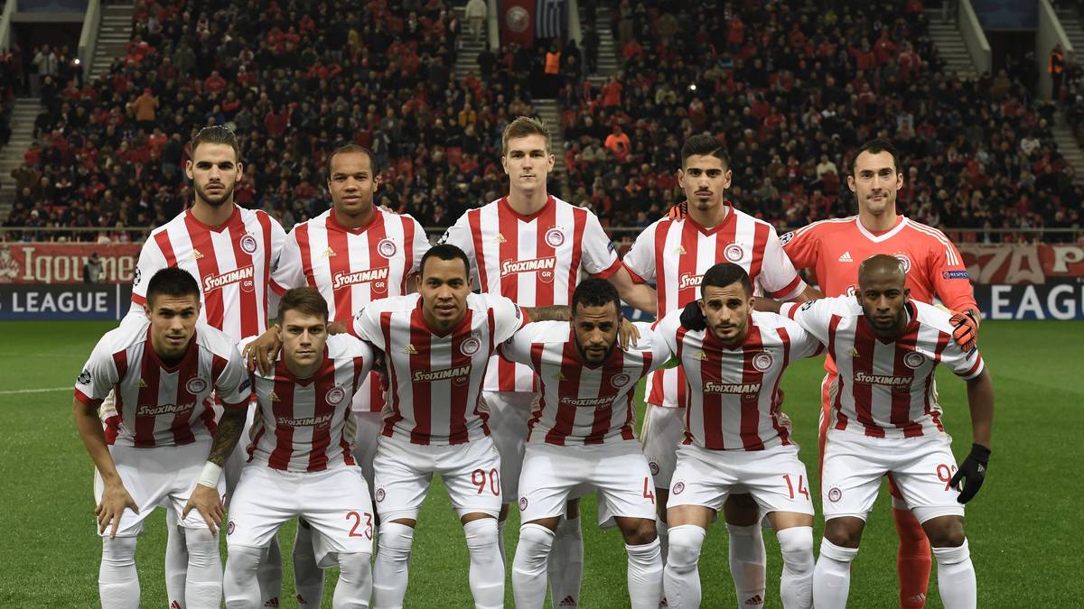 PLATZ 19: OLYMPIAKOS PIRÄUS - Seit 1997 qualifiziert sich Olympiakos nur vier Mal nicht für die Königsklasse. Eine Spielzeit davon ist die derzeit laufende 2018/19. Vergangene Saison scheitert der griechische Rekordmeister in der Gruppenphase unter anderem an Barcelona und Juventus Turin (Teamfoto im Dezember 2017)