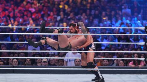 Randy Orton (l. gegen Rusev) legt eine längere Pause bei WWE ein