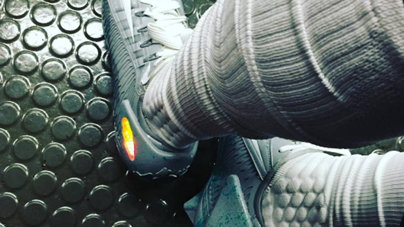 Football-Star zeigt leuchtende Schuhe