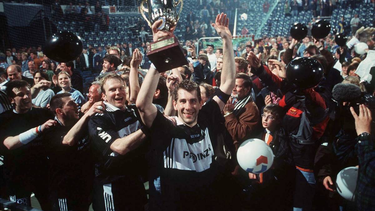 1998: Der TBV Lemgo muss ebenfalls erkennen, dass bei spannungsgeladenen Meisterschaften am Ende immer häufiger der THW die Nase vorn hat. Ein Pünktchen mehr reicht den Kielern (41:15) zum Titel, die in der Saison 97/98 auch Deutscher und EHF-Pokalsieger werden