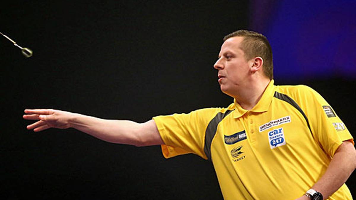 Die Abendsession beginnt mit einer faustdicken Überraschung. Die Nummer Acht der Welt, Dave Chisnall bekommt es mit Benito van de Pas aus den Niederlanden zu tun. Der hatte in der ersten Runde mit Paul Nicholson schon einen gesetzten Spieler aus dem Turnier befördert