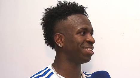 Mit einem sehenswerten Außenristtor führt Vinicius Real zum 4:1-Sieg bei Levante. Trainer Xabi Alonso lobt die reife und geschlossene Auswärtsleistung.